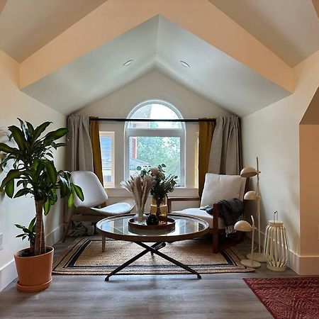 Heritage-Inspired Guesthouse - Luxe Bath & Elegant Ceilings Edmonton Eksteriør bilde