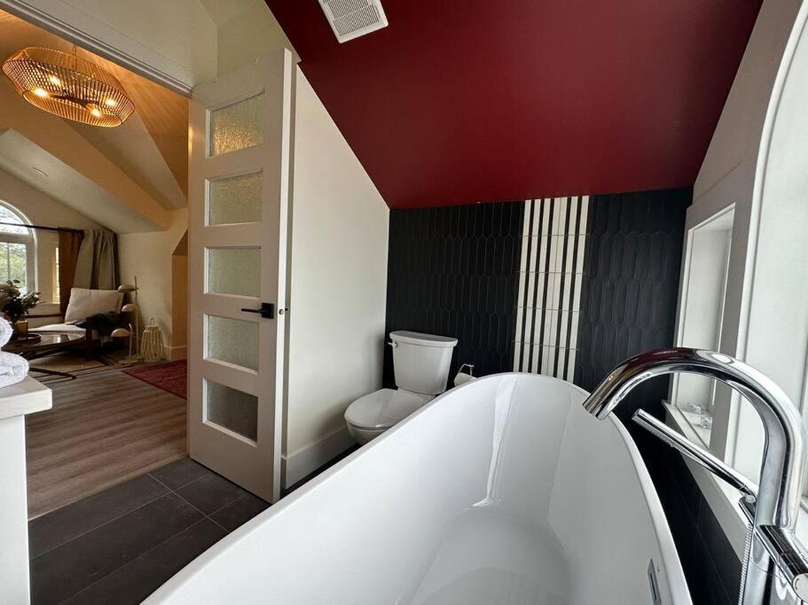 Heritage-Inspired Guesthouse - Luxe Bath & Elegant Ceilings Edmonton Eksteriør bilde
