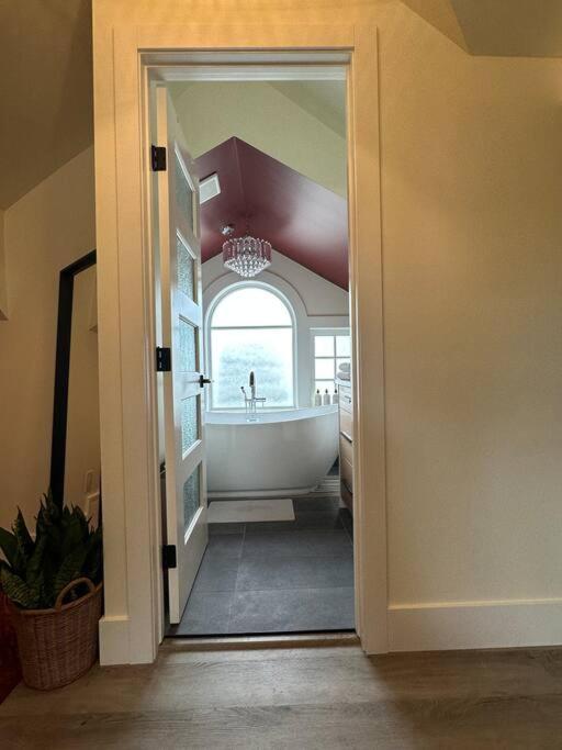 Heritage-Inspired Guesthouse - Luxe Bath & Elegant Ceilings Edmonton Eksteriør bilde