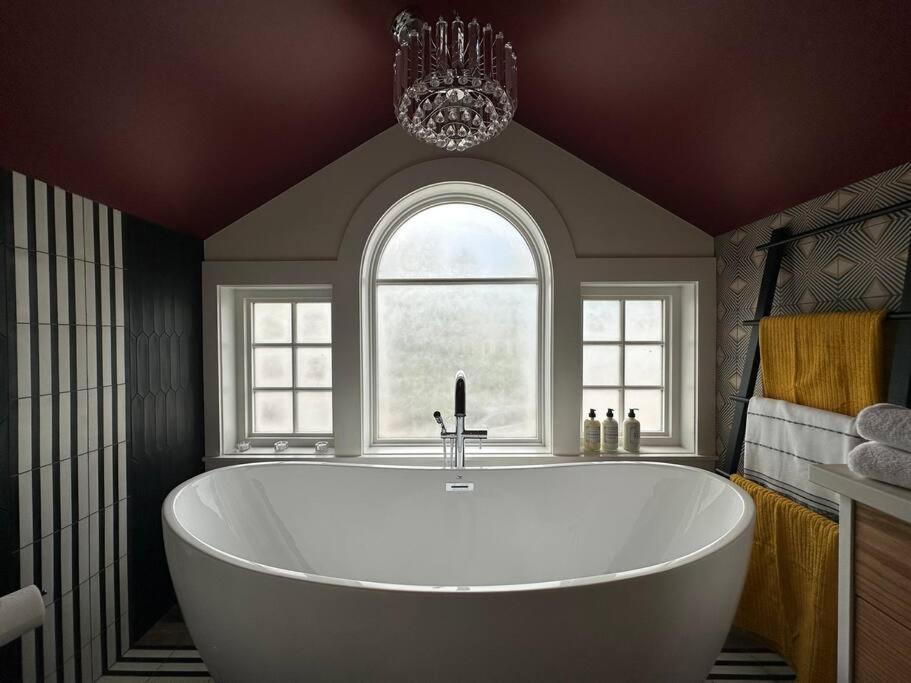 Heritage-Inspired Guesthouse - Luxe Bath & Elegant Ceilings Edmonton Eksteriør bilde