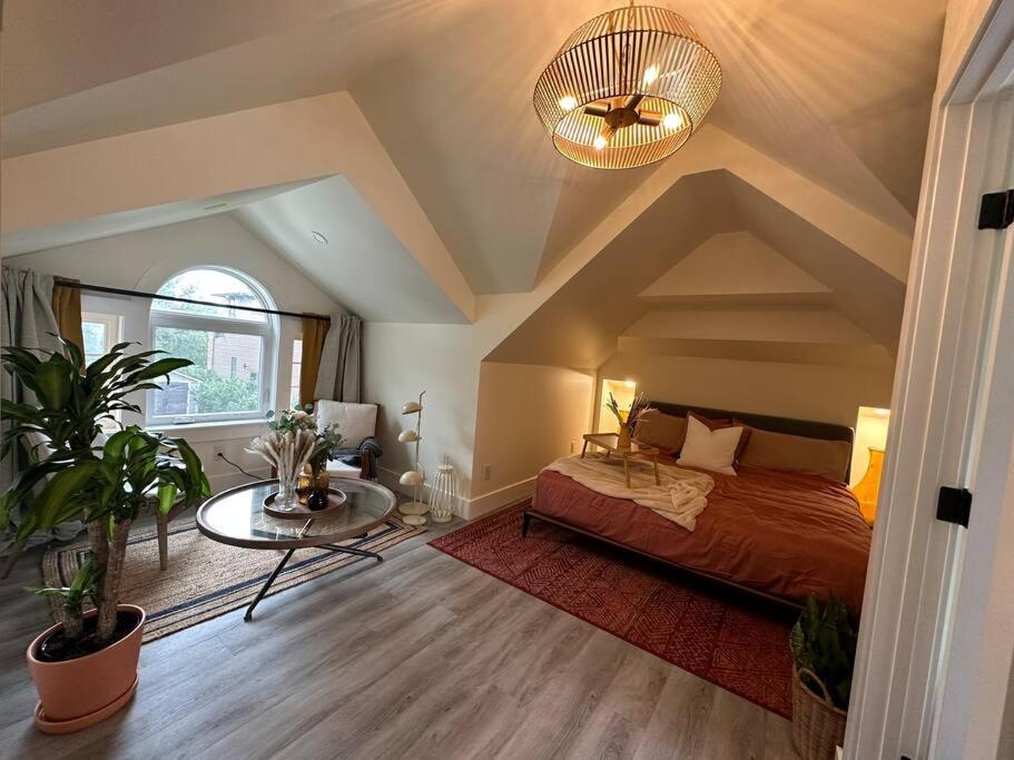 Heritage-Inspired Guesthouse - Luxe Bath & Elegant Ceilings Edmonton Eksteriør bilde