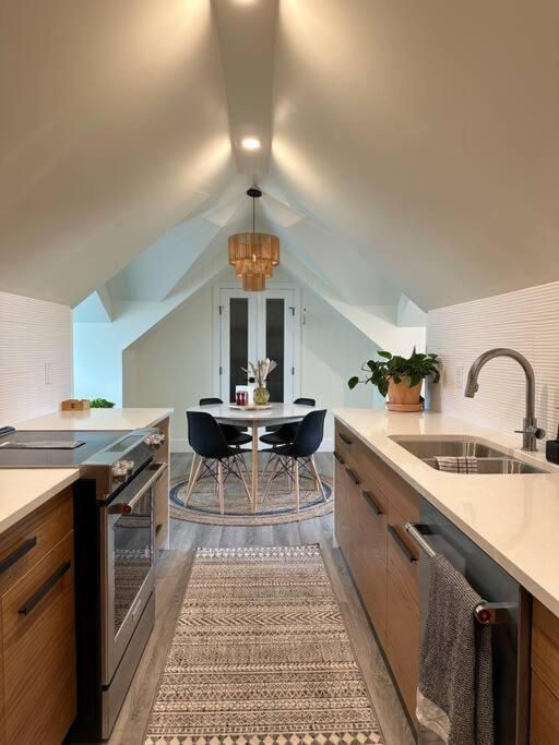 Heritage-Inspired Guesthouse - Luxe Bath & Elegant Ceilings Edmonton Eksteriør bilde
