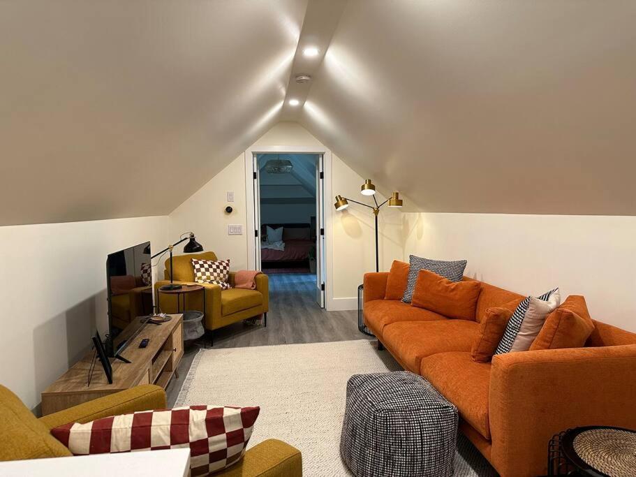 Heritage-Inspired Guesthouse - Luxe Bath & Elegant Ceilings Edmonton Eksteriør bilde