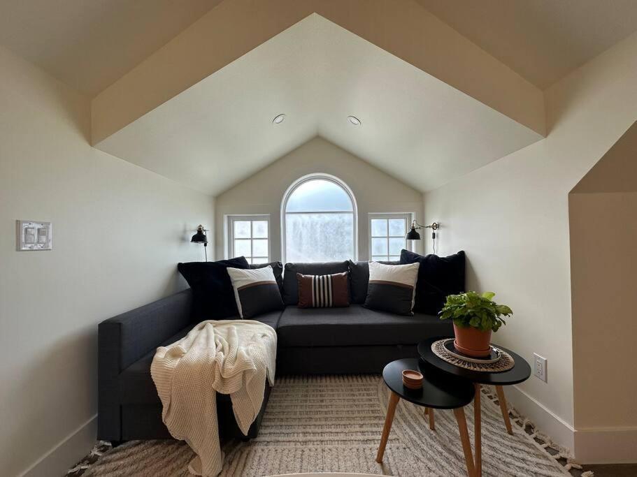 Heritage-Inspired Guesthouse - Luxe Bath & Elegant Ceilings Edmonton Eksteriør bilde