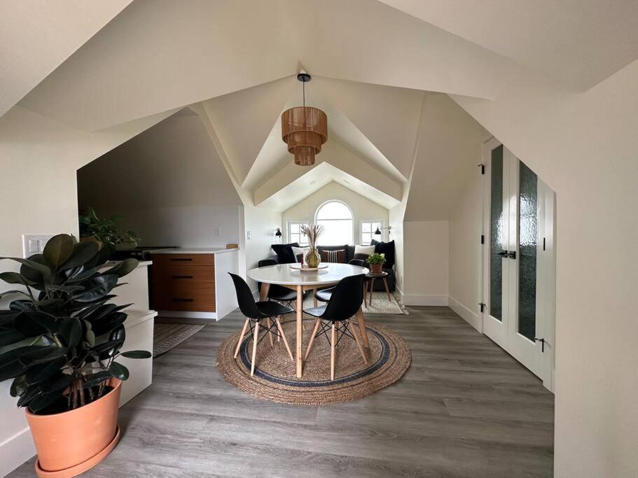 Heritage-Inspired Guesthouse - Luxe Bath & Elegant Ceilings Edmonton Eksteriør bilde