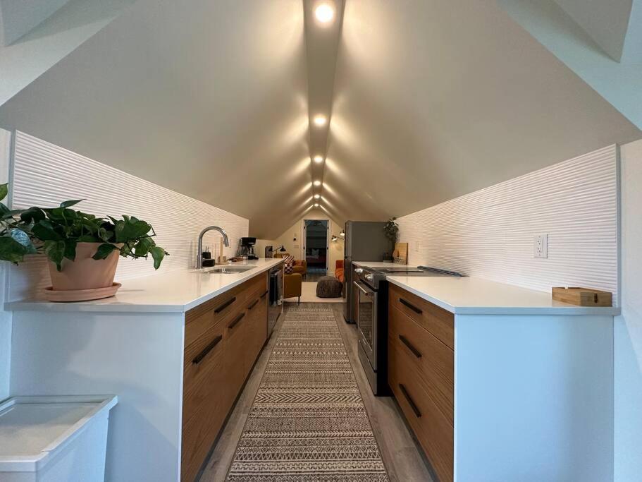 Heritage-Inspired Guesthouse - Luxe Bath & Elegant Ceilings Edmonton Eksteriør bilde