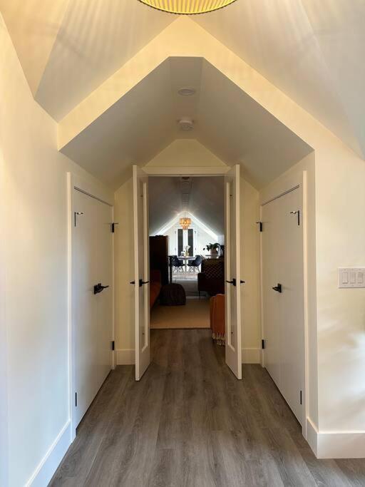 Heritage-Inspired Guesthouse - Luxe Bath & Elegant Ceilings Edmonton Eksteriør bilde