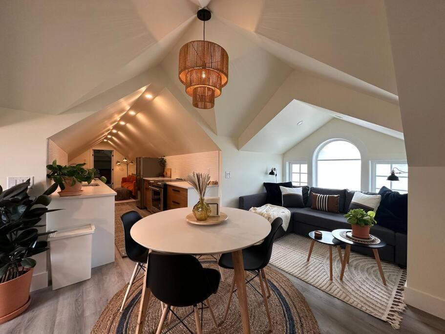 Heritage-Inspired Guesthouse - Luxe Bath & Elegant Ceilings Edmonton Eksteriør bilde