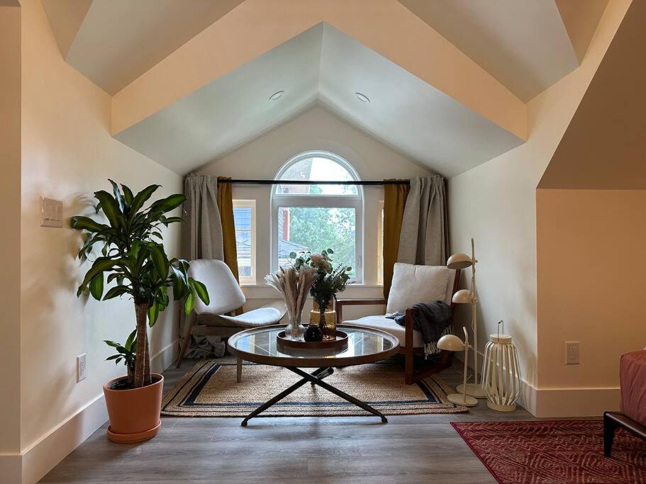 Heritage-Inspired Guesthouse - Luxe Bath & Elegant Ceilings Edmonton Eksteriør bilde